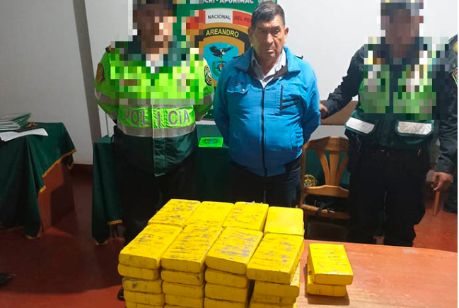 POLICÍA DE CARRETERAS INCAUTA MÁS DE 43 KILOS DE DROGA OCULTOS EN COMBI RUMBO A CUSCO